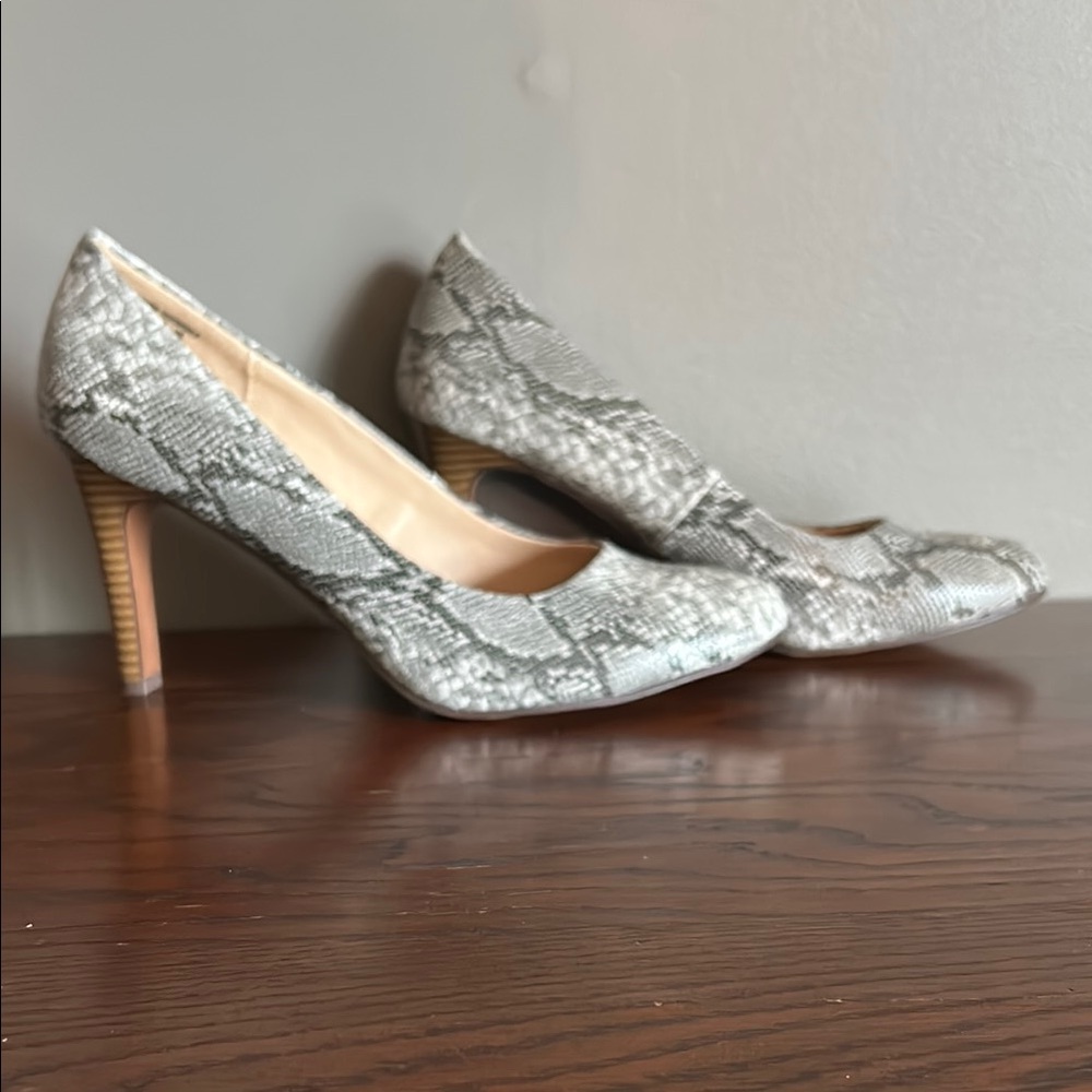 Elegant Gray and Cream Stiletto Heels with Snakeskin Print